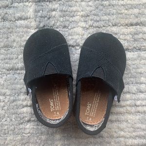 Tom’s Toddler T4 shoes